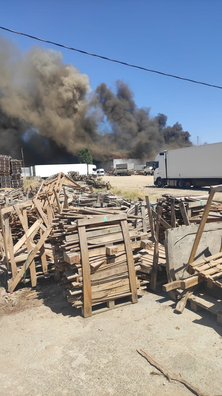 Manisa&rsquo;daki işletme yangınında 17 kişi dumandan etkilendi 