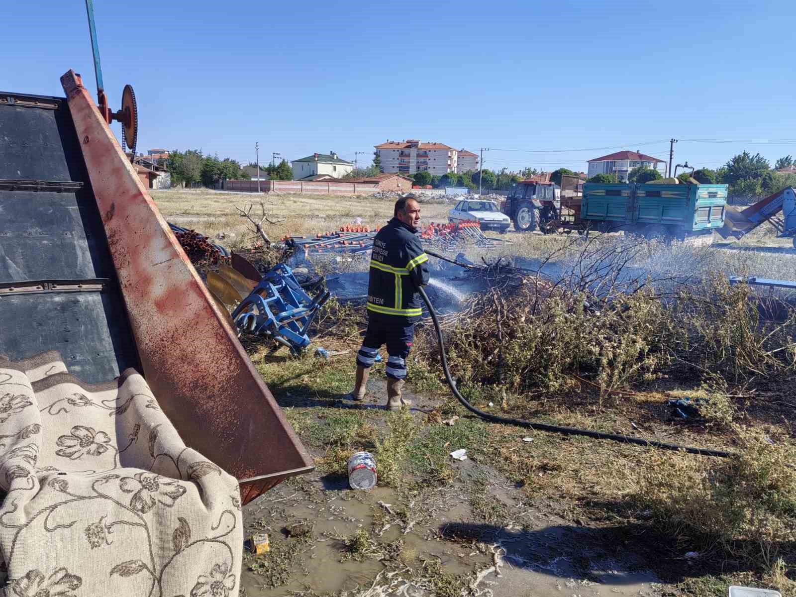 &Ccedil;akmakla oynayan &ccedil;ocuklar yangına neden oldu
