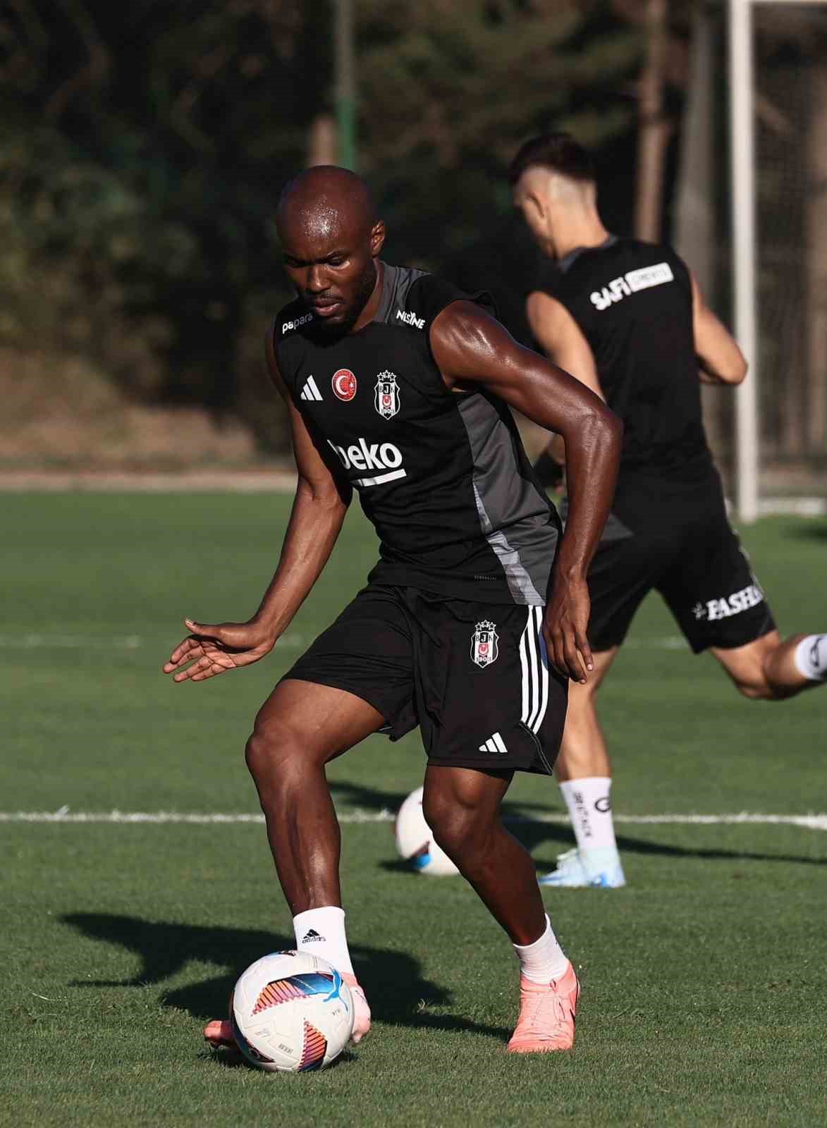Cher Ndour, Beşiktaş&rsquo;la ilk antrenmanına &ccedil;ıktı 