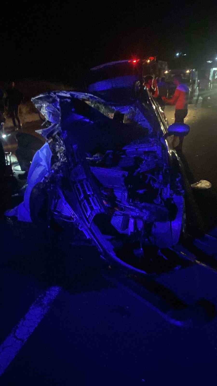 Mardin’de otomobil traktöre çarptı: 2 ölü, 3 yaralı 