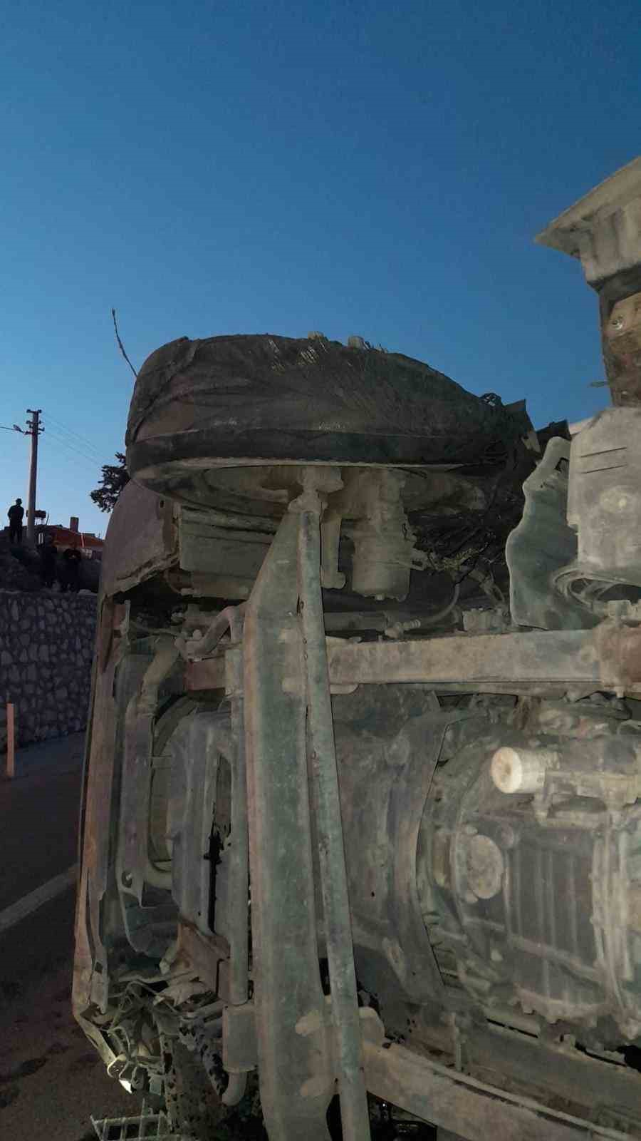 Burdur&rsquo;da seyir halindeyken lastiği patlayan tır yan yattı: 1 yaralı
