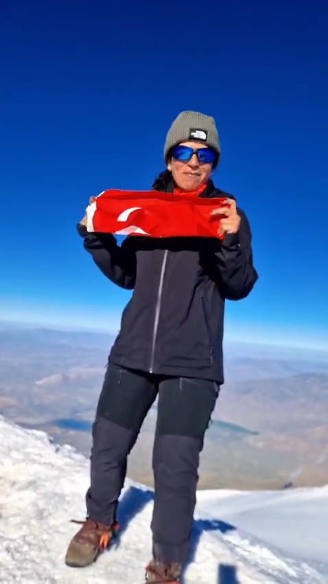 Bel&ccedil;ika doğumlu T&uuml;rk 4 dağa tırmandı
