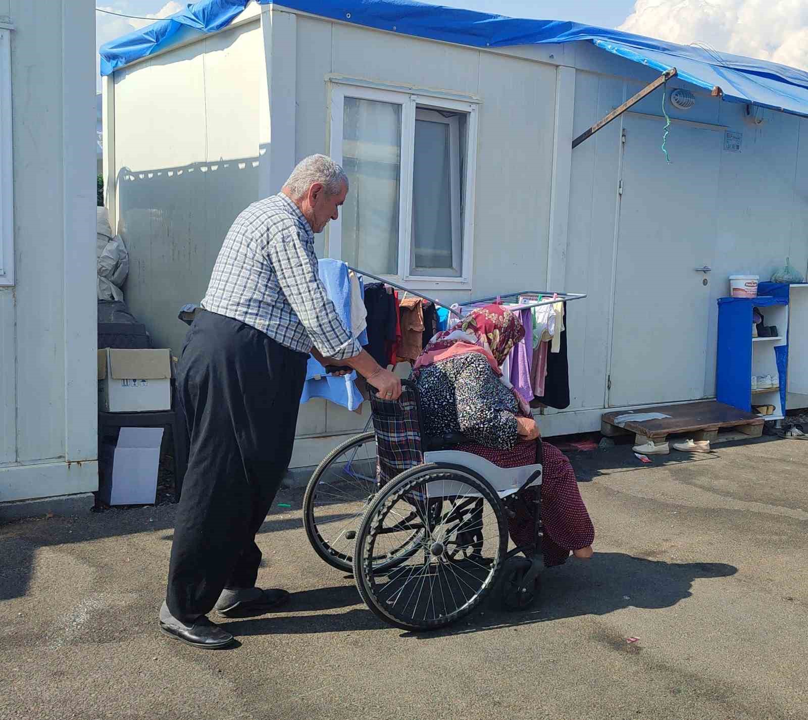 Depremde ayağını kaybeden eşini sevgisiyle ayakta tutuyor