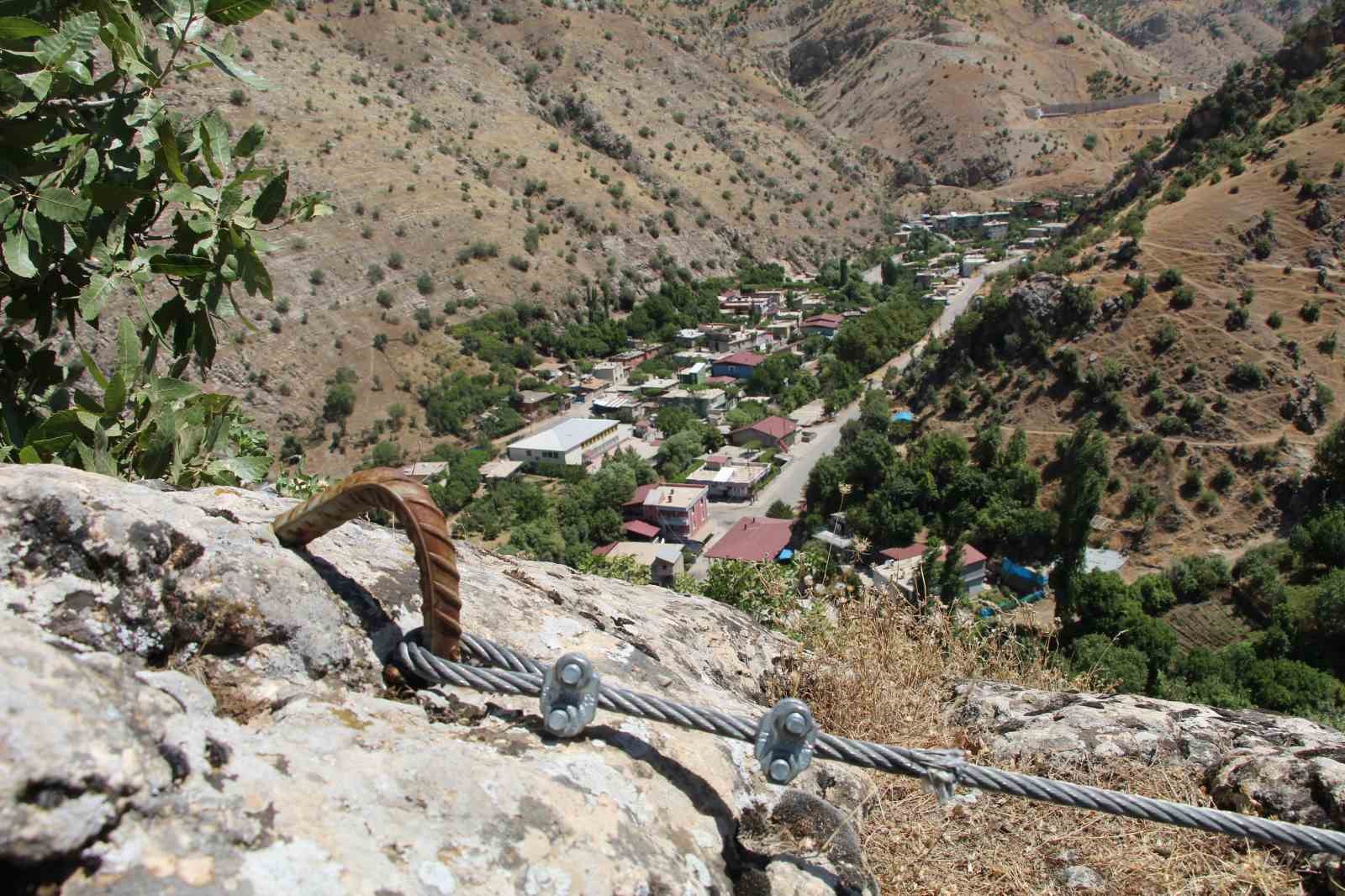 Şırnak’ta dev kayalar halatla bağlandı