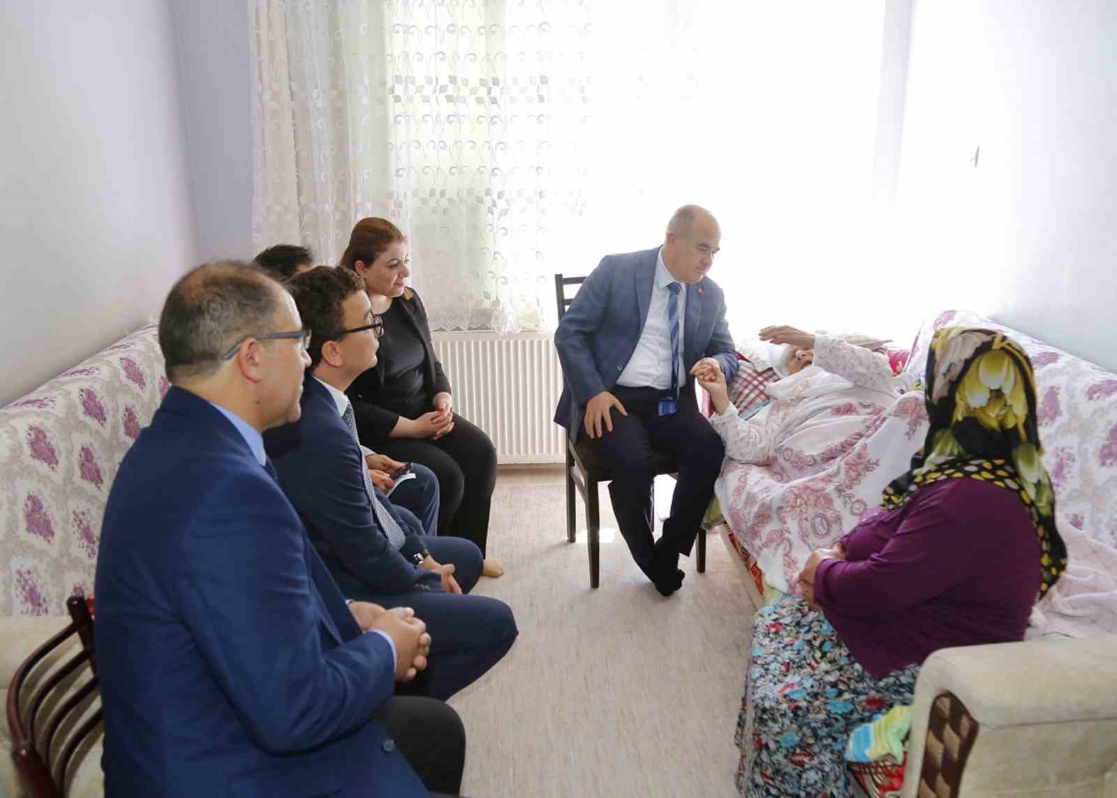 Vali Dağlı&rsquo;nın 100 yaşındaki Kezban teyzeyle sohbeti y&uuml;rekleri ısıttı
