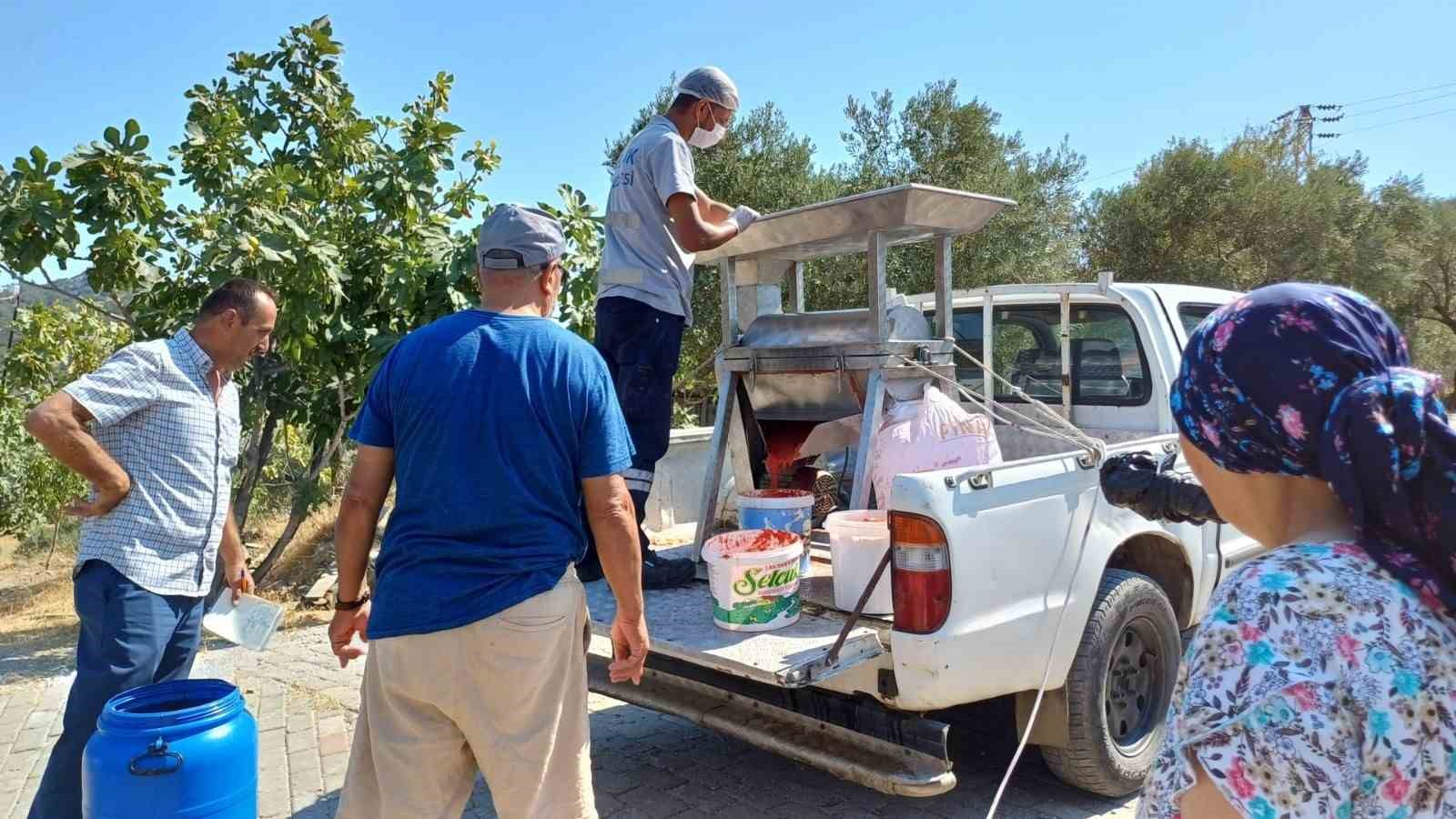 Selçuk’ta salçalar ailece hazırlanıyor, belediye makine ile destek oluyor
