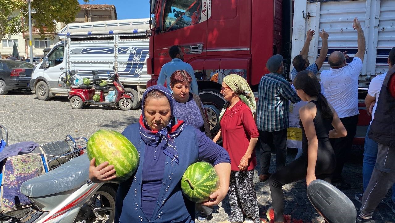 Tokat’ta 26 ton karpuzu kapış kapış ettiler
