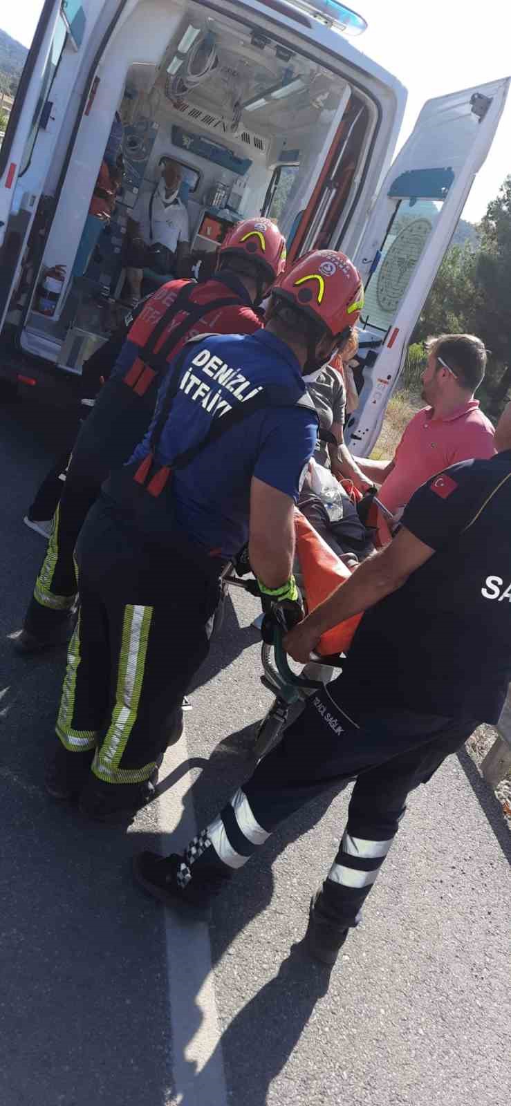 Yoldan &ccedil;ıkan ara&ccedil; ağaca &ccedil;arparak durabildi: 1 &ouml;l&uuml;, 2 yaralı
