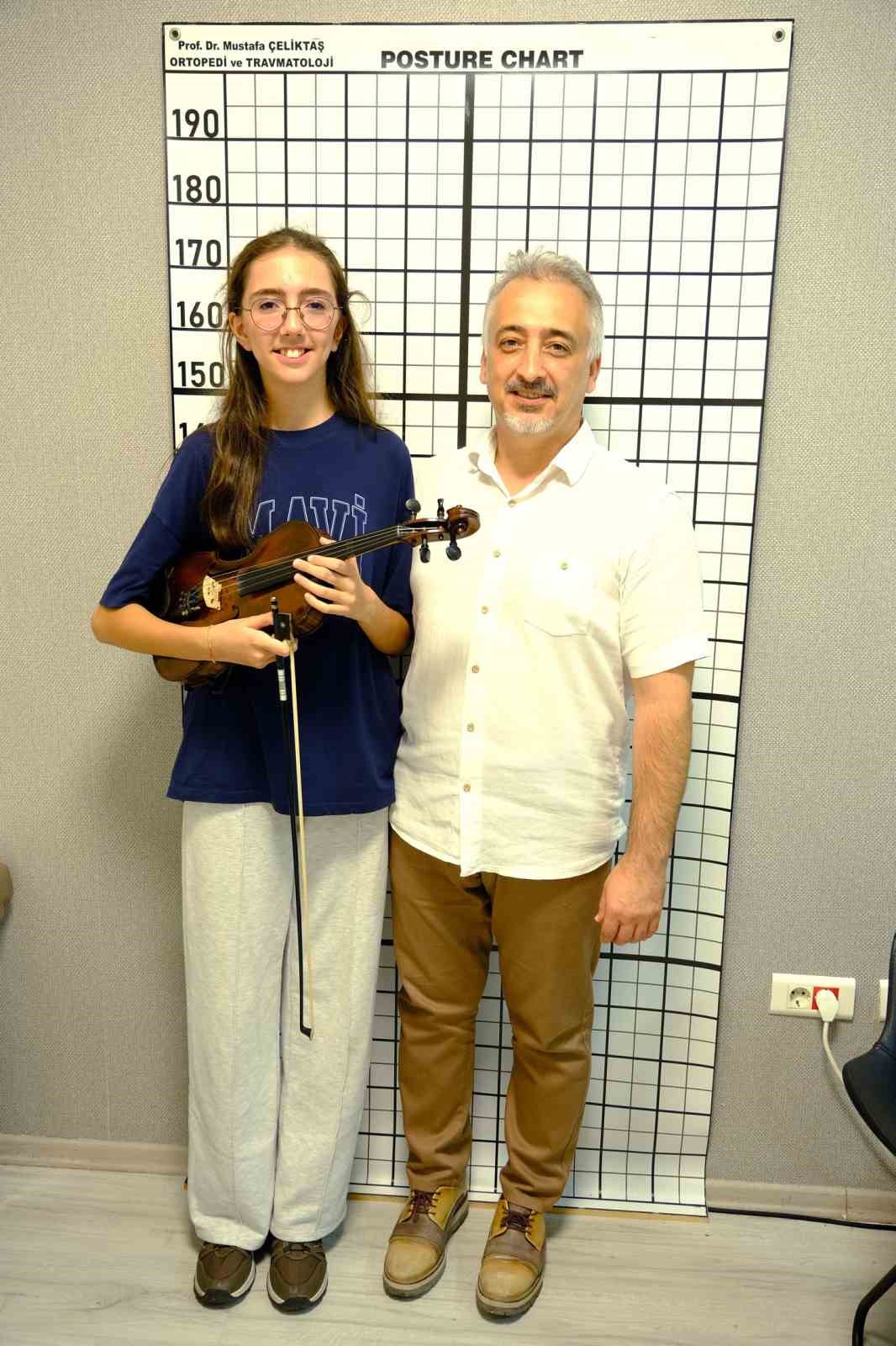 Skolyozu yendi, doktoruna kemanıyla konser verdi
