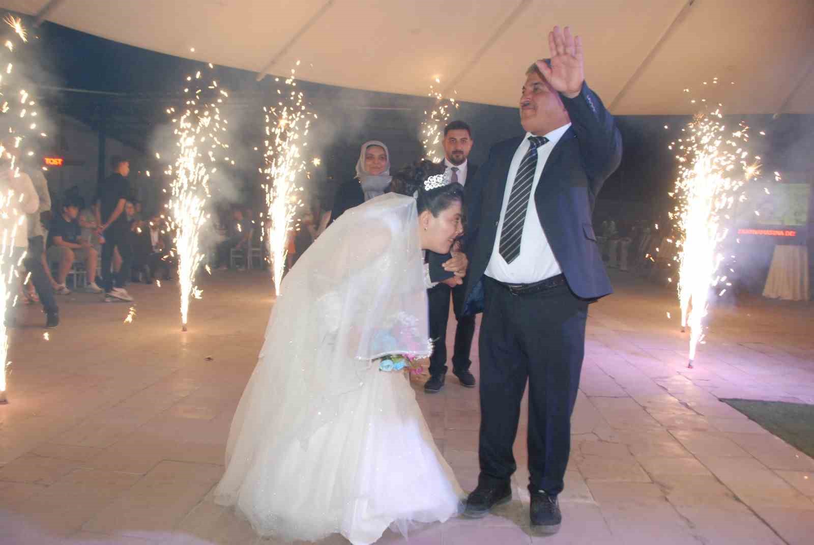 15 yıllık hayali ger&ccedil;ek oldu, gelinlik giyip kına gecesi yapıldı
