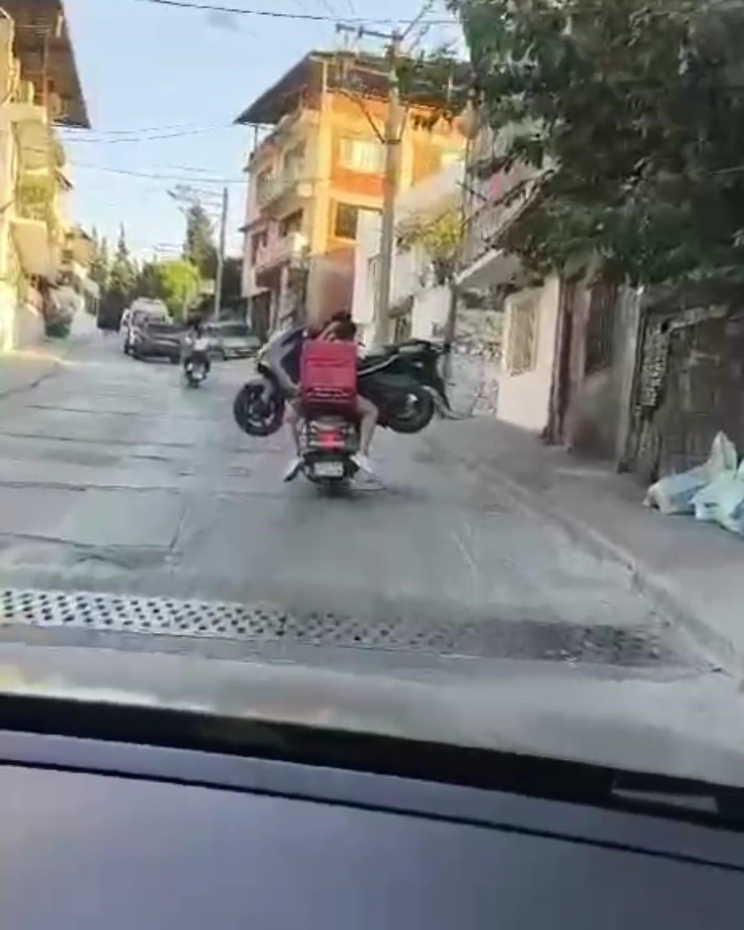 İzmir’de ilginç görüntü: Motosiklet üstünde motosiklet taşıdılar
