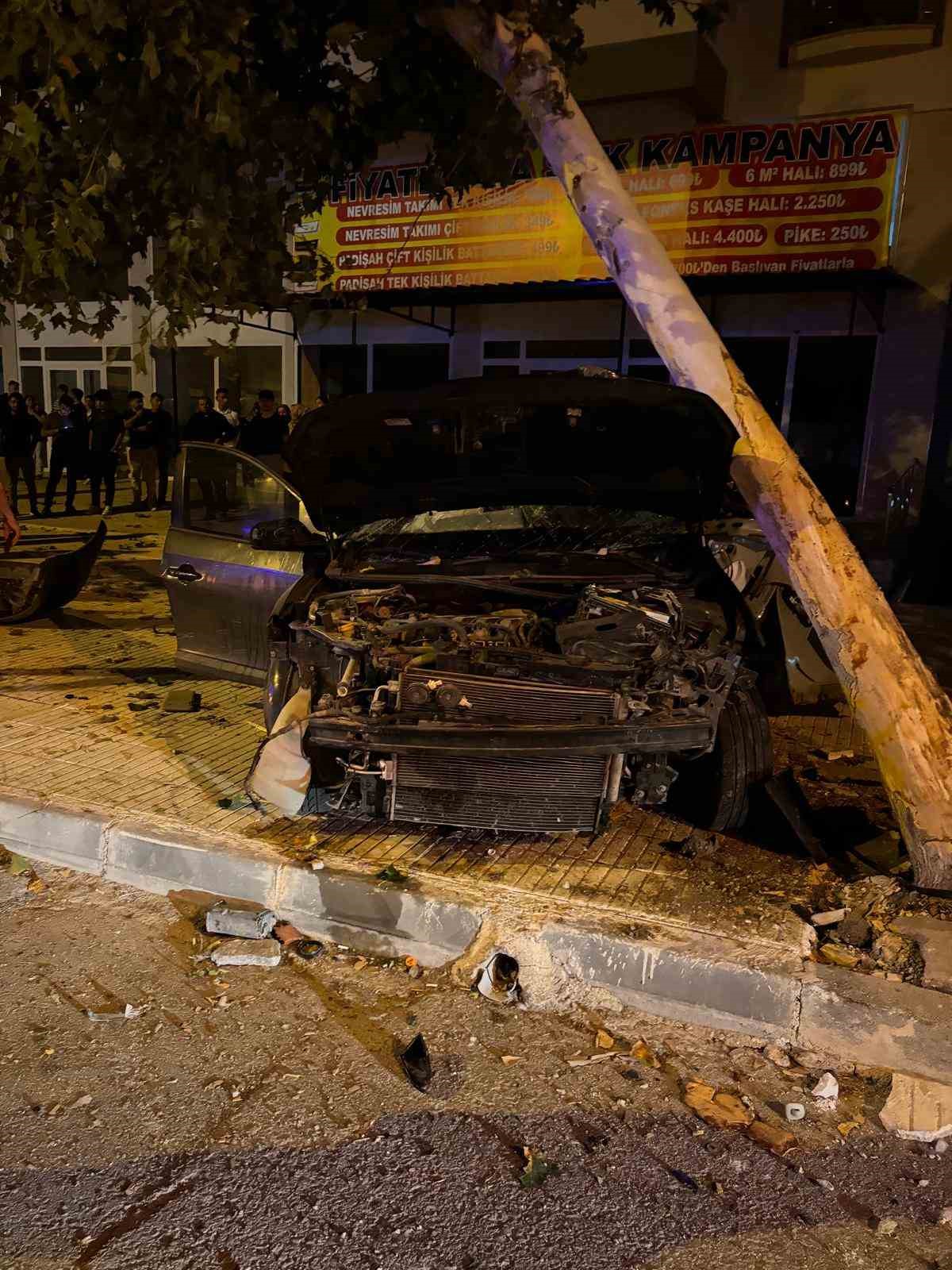 &Ccedil;orum&rsquo;da ağaca &ccedil;arpan otomobilde bulunan 2 kişi can verdi
