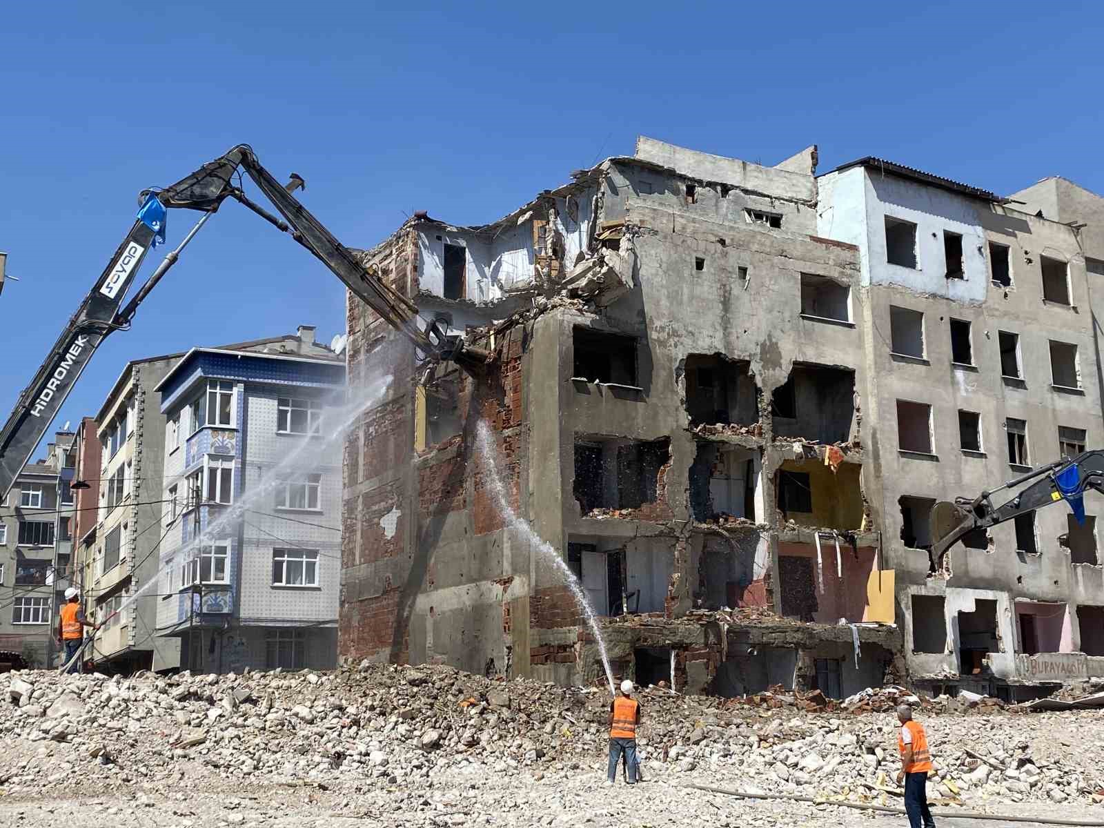 Esenler&rsquo;de 17 Ağustos yıl d&ouml;n&uuml;m&uuml; &ouml;ncesi kentsel d&ouml;n&uuml;ş&uuml;m &ccedil;alışması
