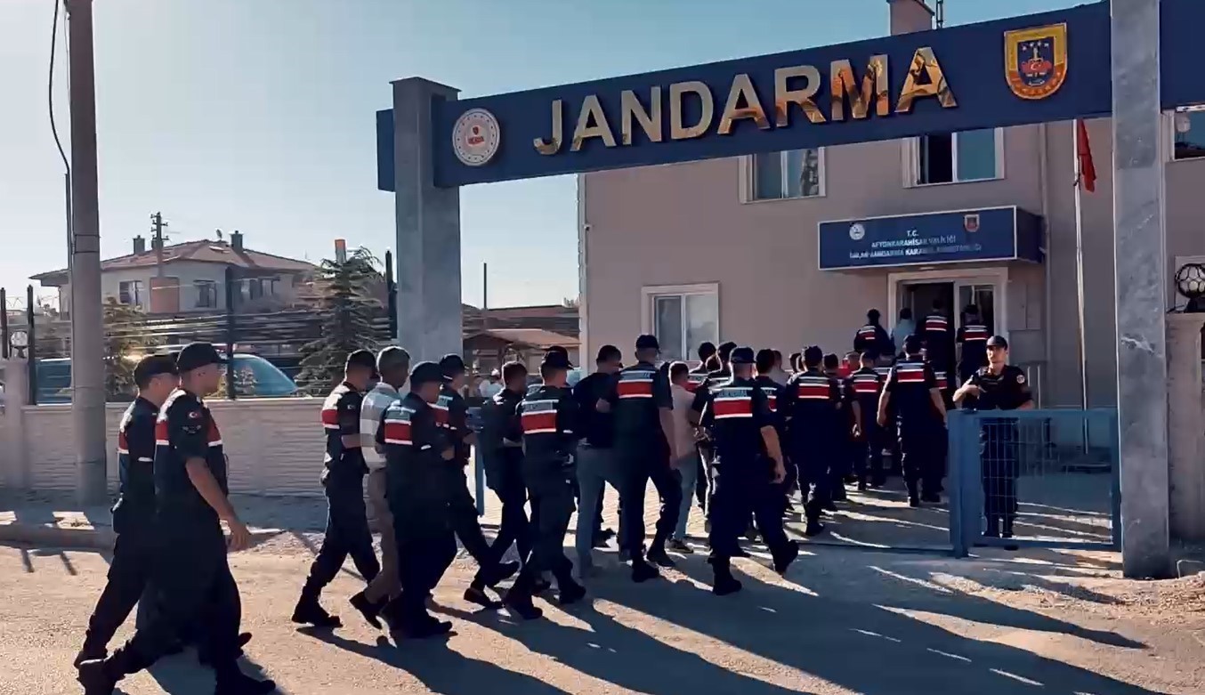 D&uuml;ğ&uuml;n magandalarının evlerine jandarmadan şafak operasyonu
