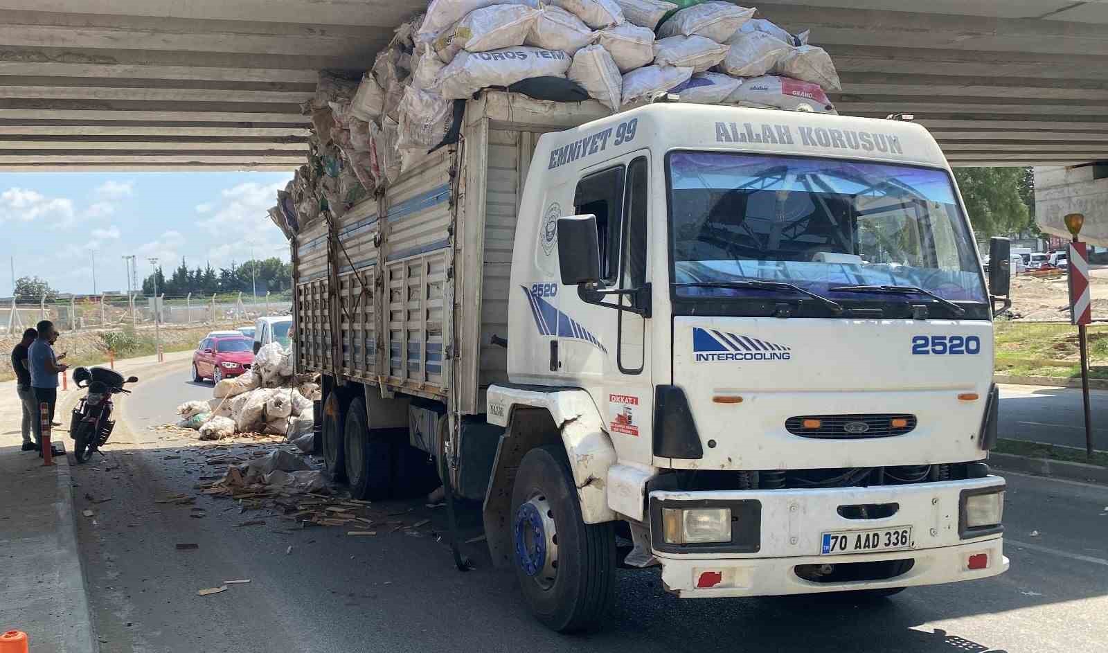 Adana&rsquo;da tahta y&uuml;kl&uuml; kamyon k&ouml;pr&uuml; altında sıkıştı

