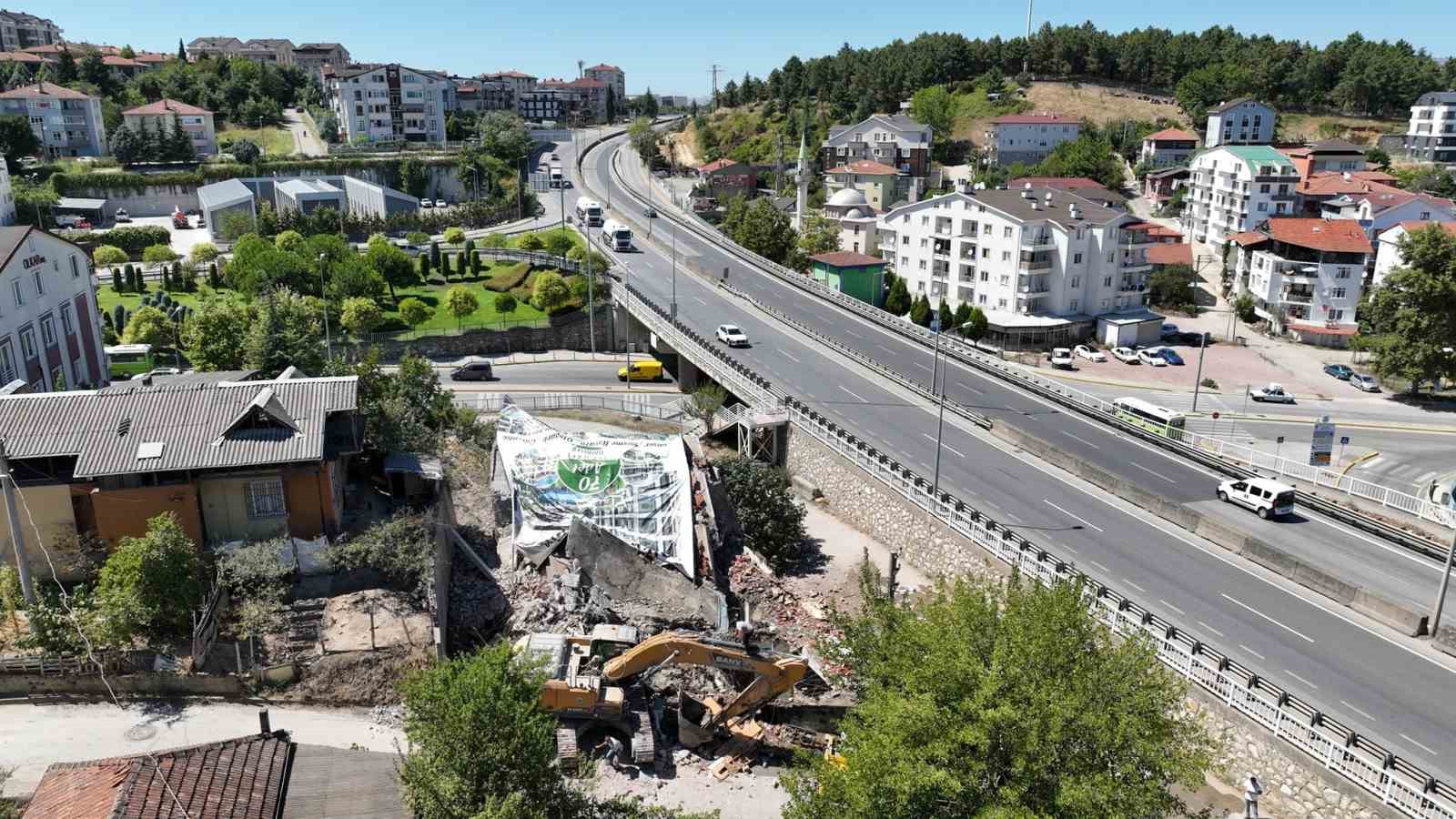 Depremden kalan riskli yapılar yıkılıyor