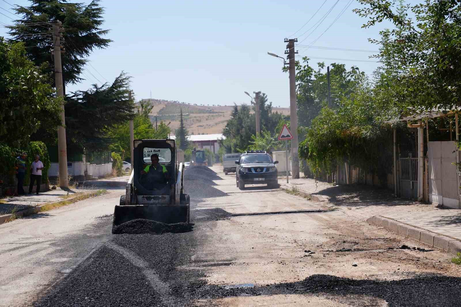 Elazığ’da asfalt bakım ve onarım çalışması yapıyor
