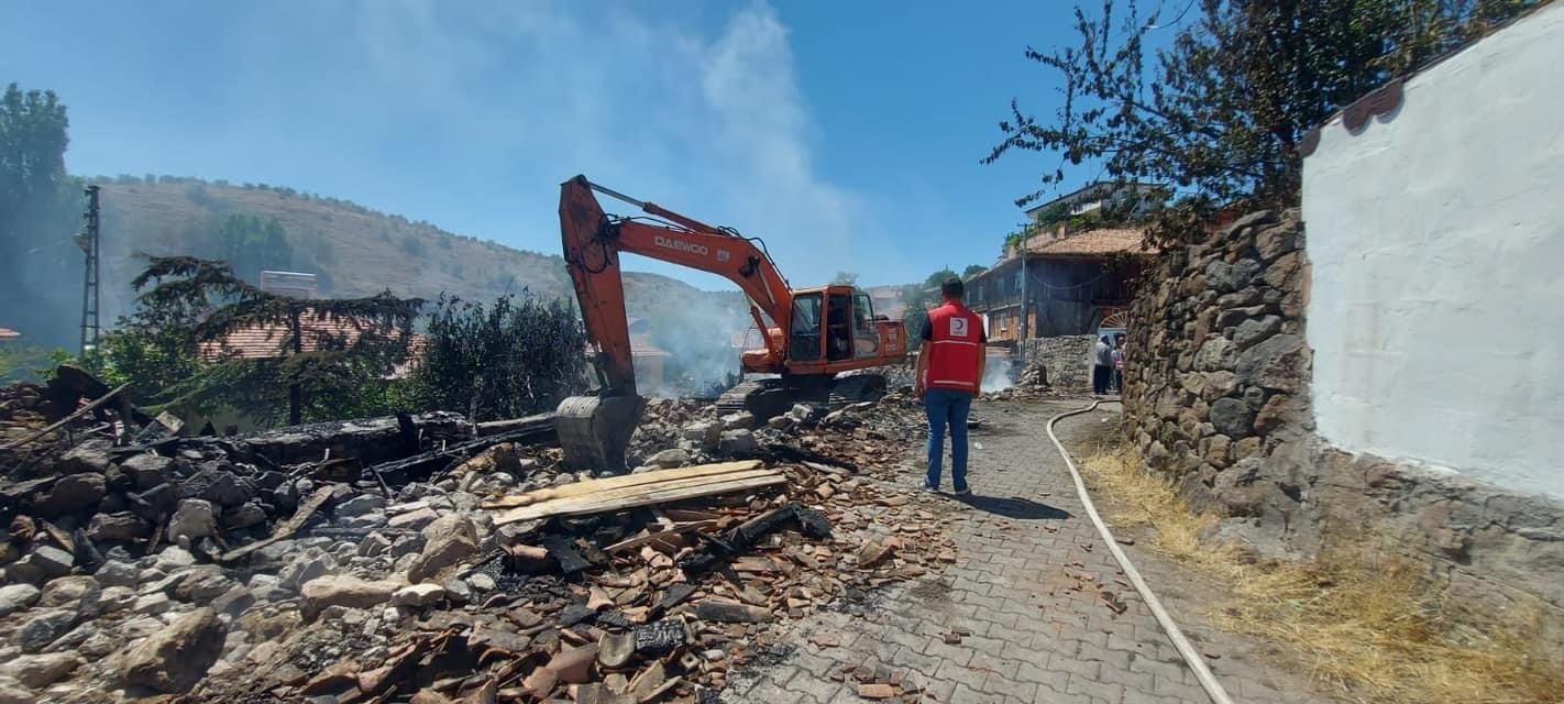 Köyde çıkan yangın 3 evi küle çevirdi