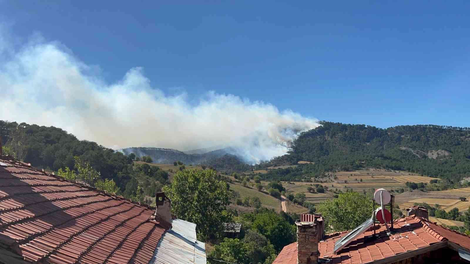 Bolu’da çıkan orman yangını 2 saattir söndürülemiyor, 2 köy tahliye edildi