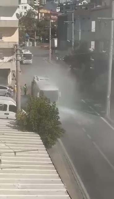 Halk otob&uuml;s&uuml;nde &ccedil;ıkan yangın korkuttu

