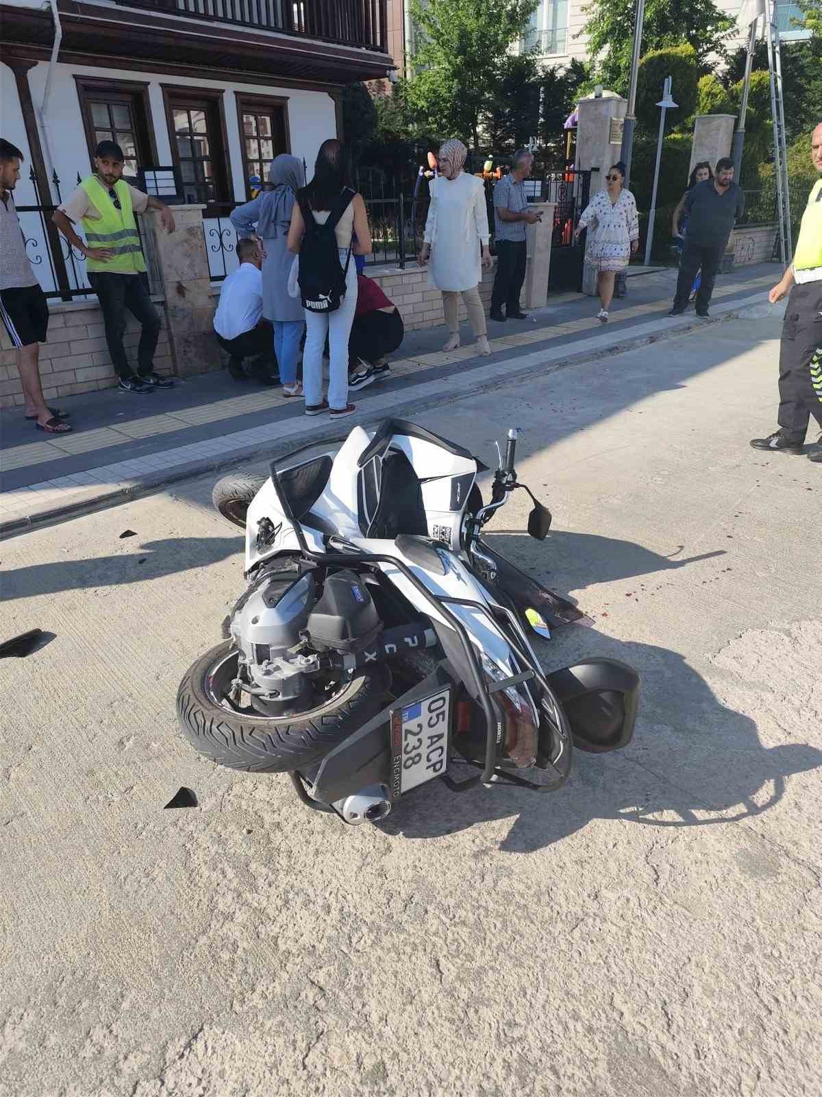 Amasya’da motosikletle bisiklet çarpıştı, o anlar kamerada
