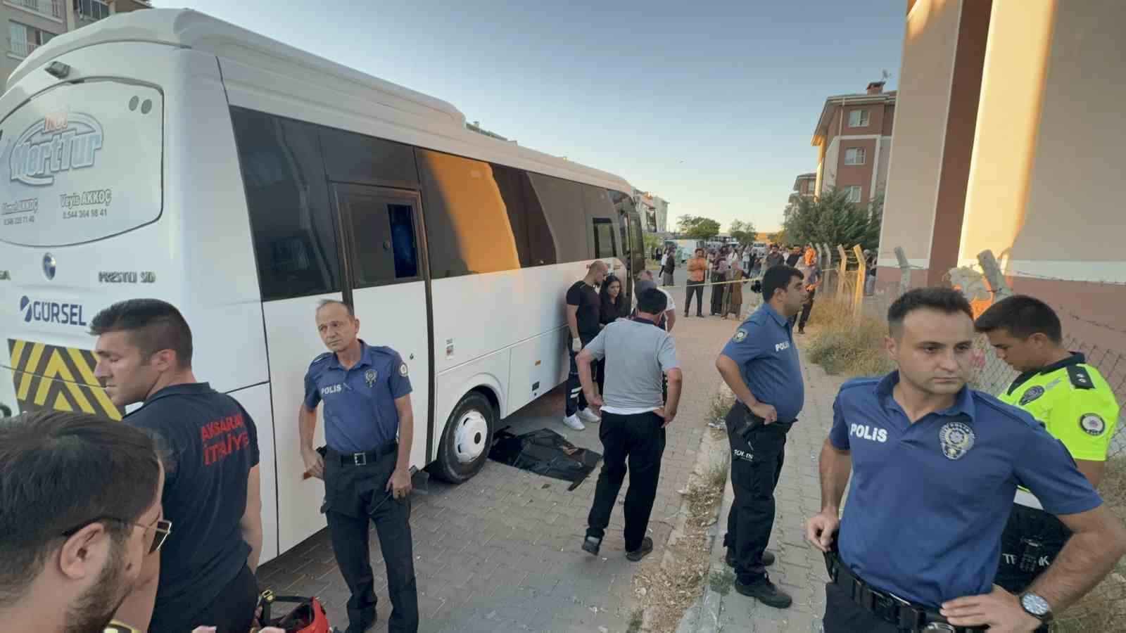 Aksaray’da anneanne ve 2 yaşındaki torunu servis minibüsü altında kalarak can verdi