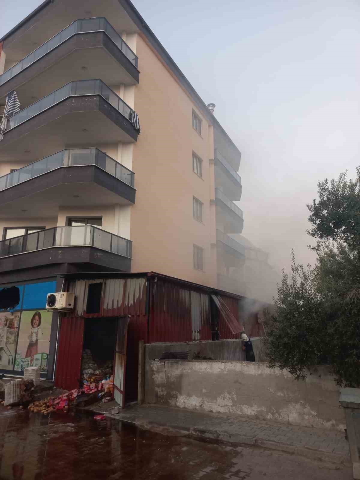 Sarıg&ouml;l&rsquo;de &ccedil;ıkan yangında bir market k&uuml;le d&ouml;nd&uuml;
