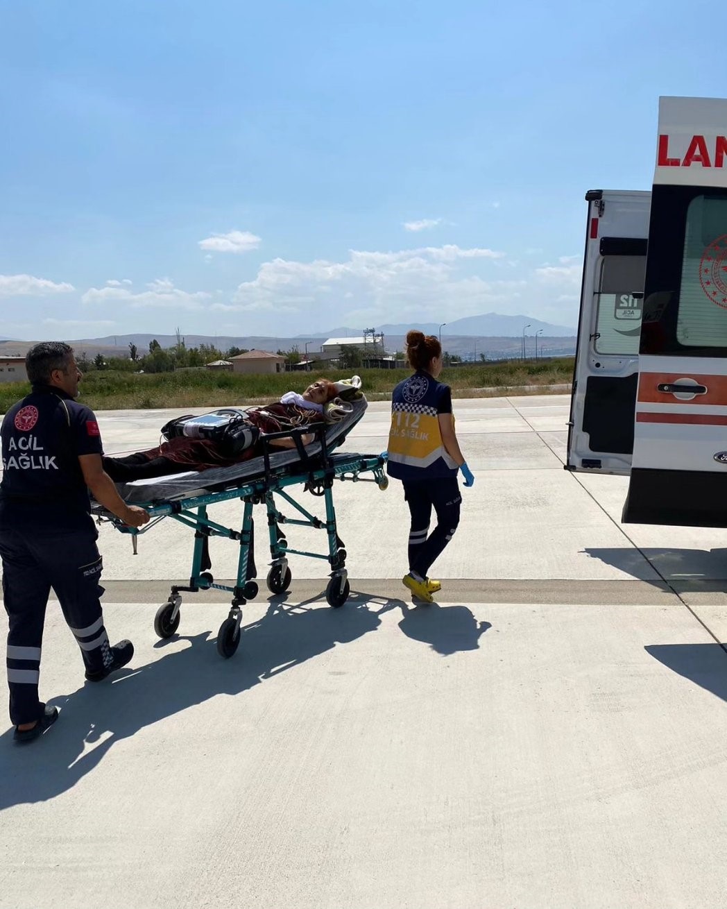 Başkale’de tedavi gören 94 yaşındaki hasta helikopter ambulansla Van’a sevk edildi