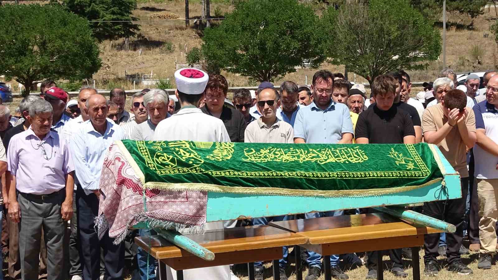 Sokak hayvanlarına mama g&ouml;t&uuml;r&uuml;rken vefat eden Aysun K&ouml;se son yolculuğuna uğurlandı
