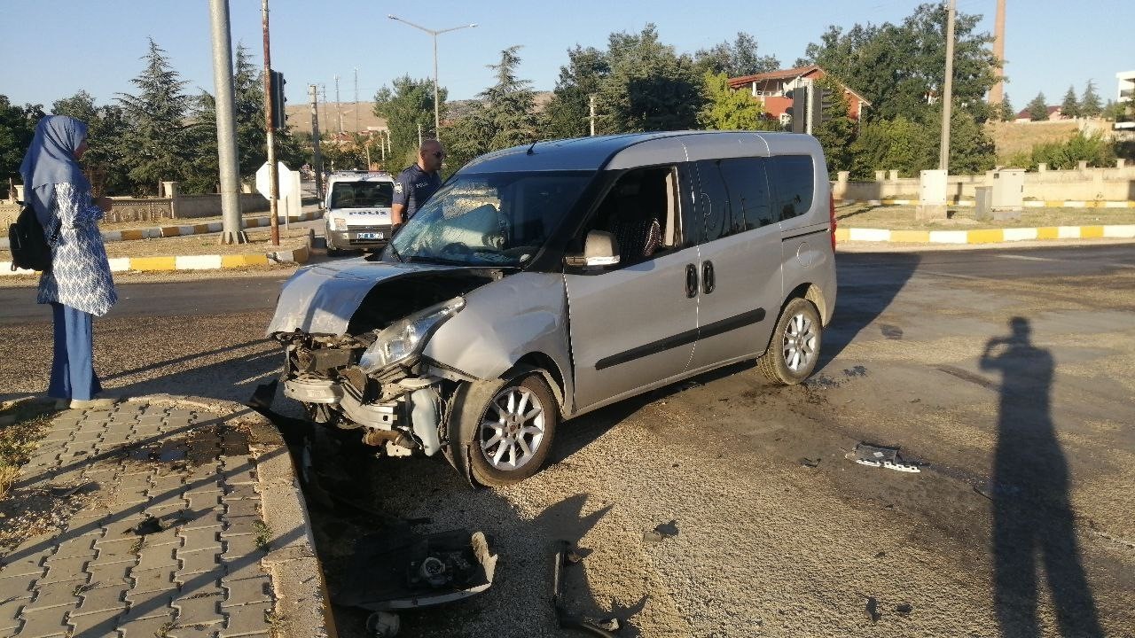 Isparta’da hafif ticari araç ile cip çarpıştı: 1 yaralı
