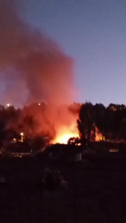 K&uuml;tahya&rsquo;da tarihi ahşap binada korkutan yangın
