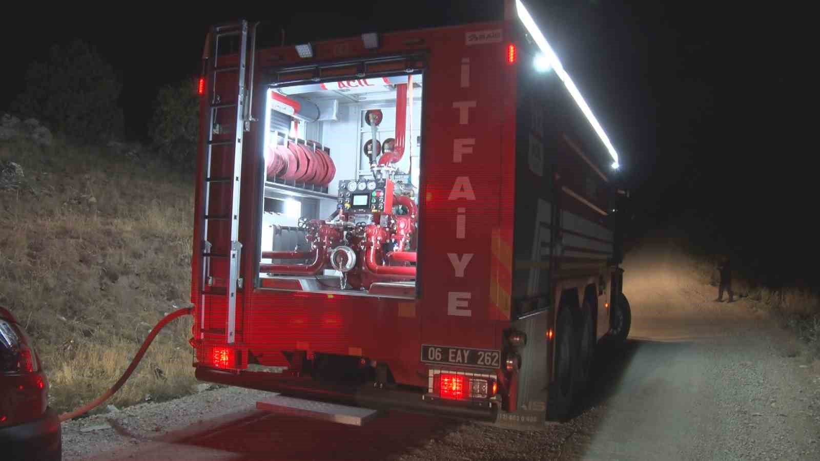 Ankara&rsquo;da akşam saatlerinde başlayan yangın kontrol altına alındı
