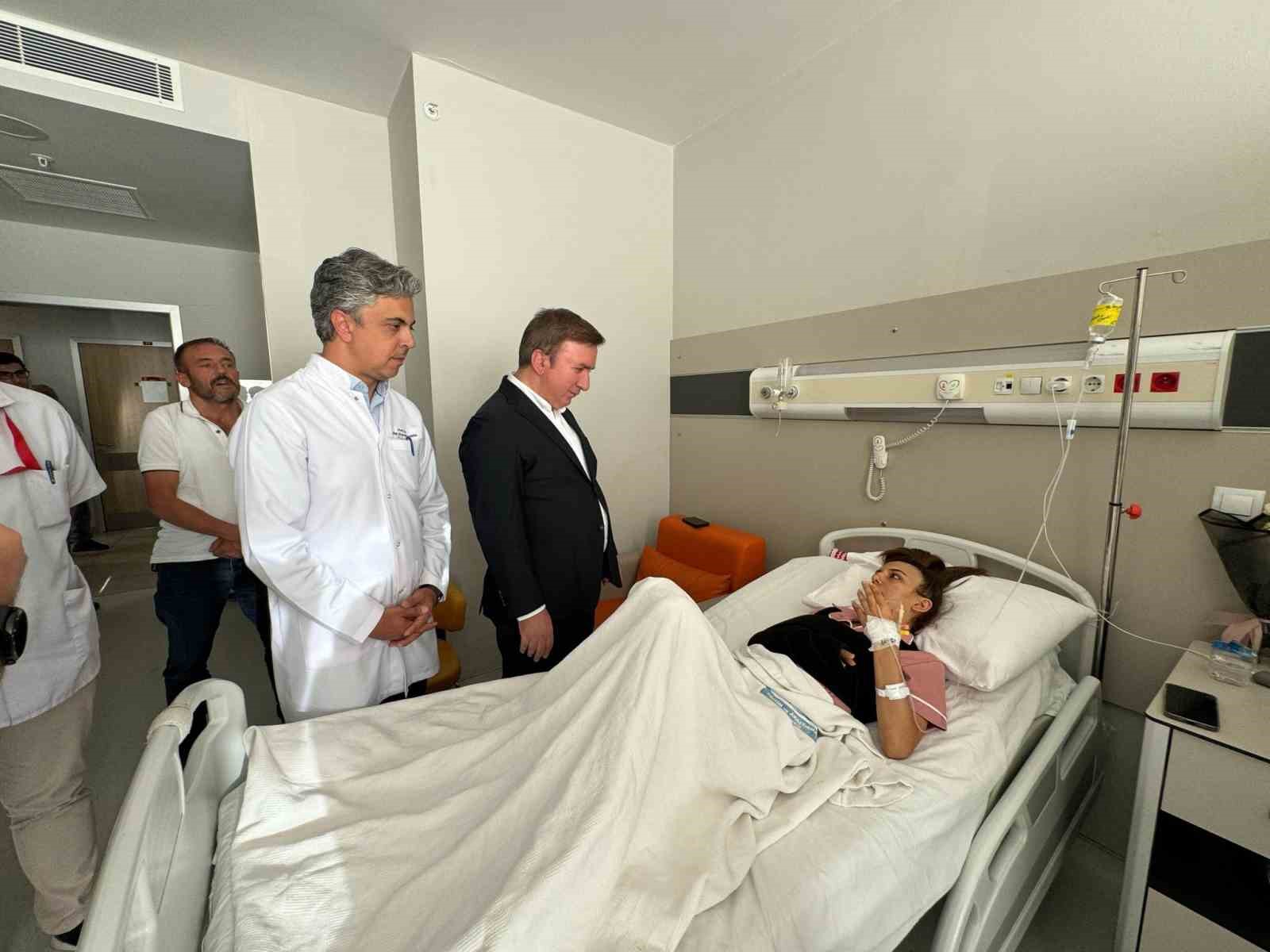 3. kattan d&uuml;şen gen&ccedil; kız valiyi hastaneye ziyaretine &ccedil;ağırdı
