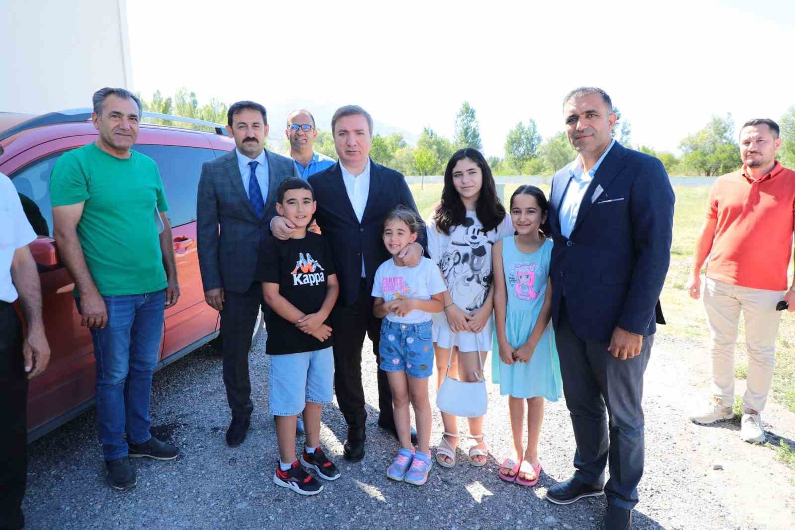 &Ccedil;ocukların halı saha talebine, Vali Aydoğdu kayıtsız kalmadı
