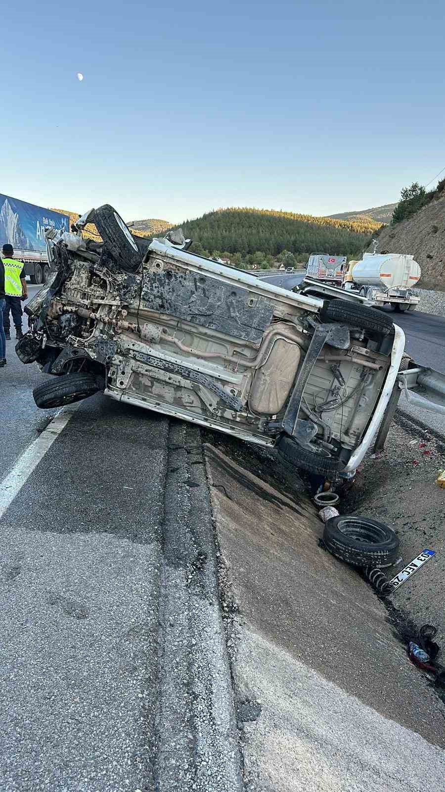 Takla atıp refüje giren hafif ticari araçta 6 kişi yaralandı