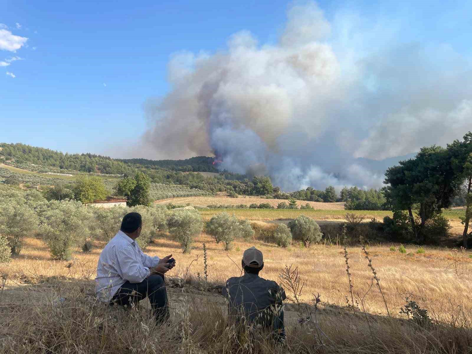 G&ouml;rdes&rsquo;teki 2 orman yangını devam ediyor
