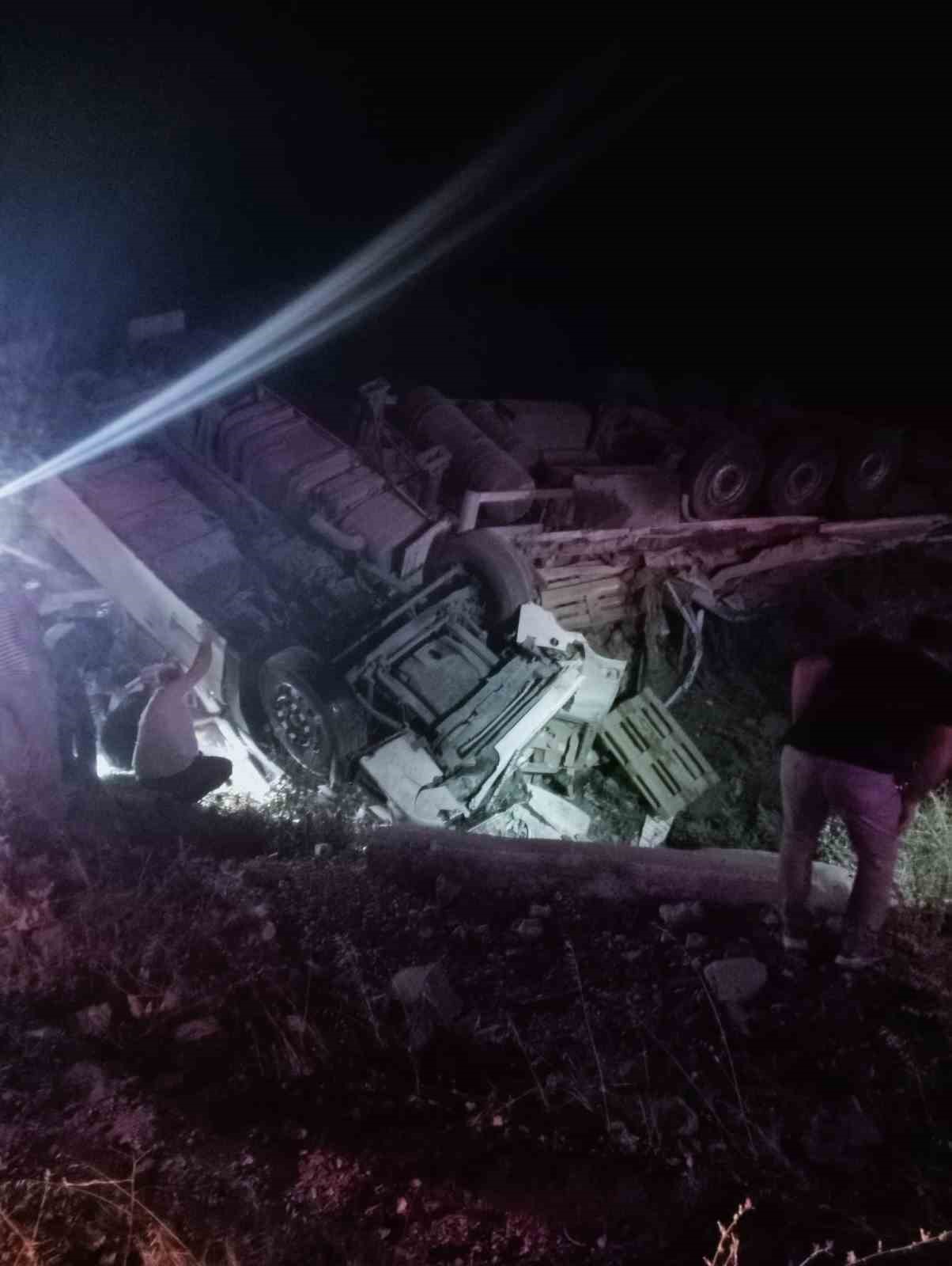 Amasya’da tır devrildi: 1 ölü, 1 yaralı
