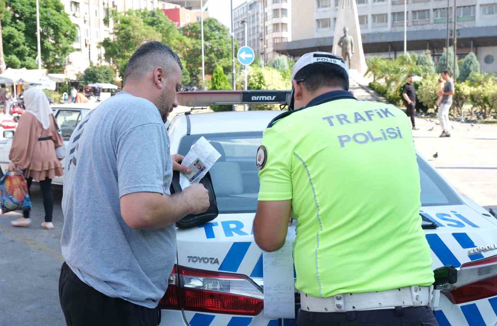 Gereksiz korna &ccedil;alınca ceza yedi, o da diğer s&uuml;r&uuml;c&uuml;leri şikayet etti

