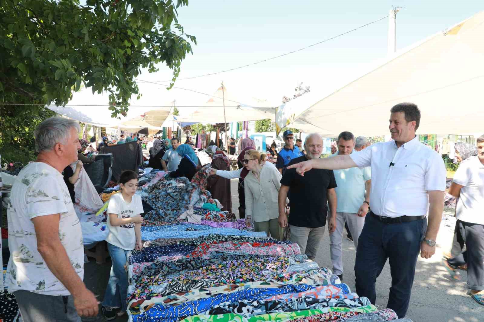 Akyazı kumaş ve antika pazarına yoğun ilgi
