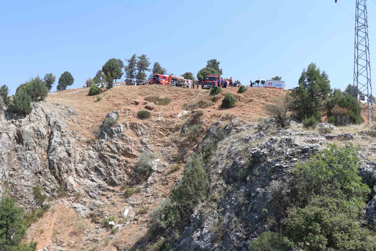 Kontrolden &ccedil;ıkan otomobil u&ccedil;uruma yuvarlandı: 4 &ouml;l&uuml;
