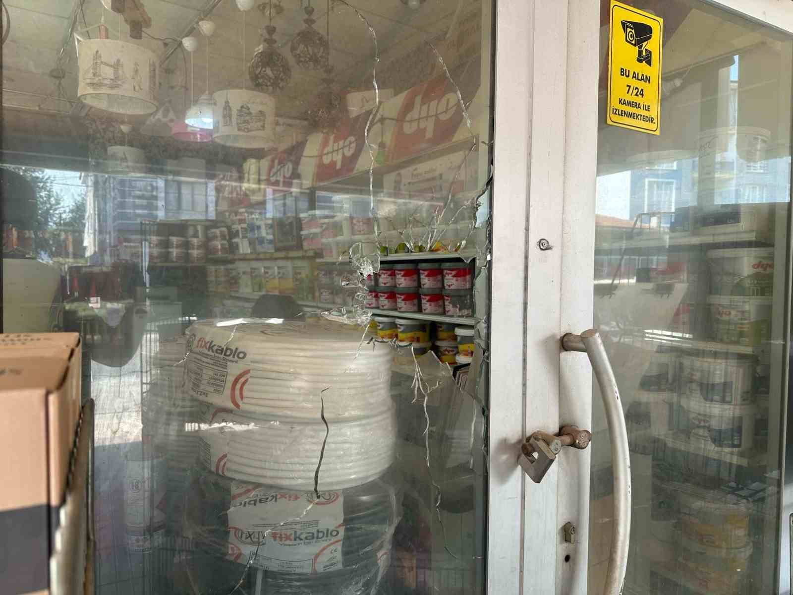 Biri ateş etti, diğeri cep telefonuyla g&ouml;r&uuml;nt&uuml;ledi
