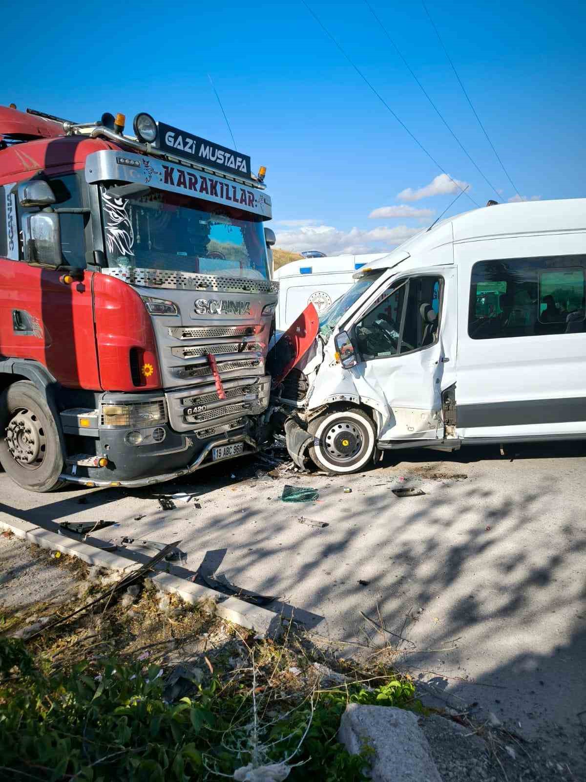 Minib&uuml;s, otomobil ve tıra &ccedil;arptı: 14 yaralı
