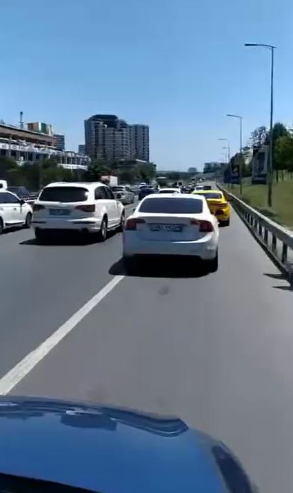 D&uuml;ğ&uuml;n konvoyunda trafiği durdurup halay &ccedil;ektikleri sırada zincirleme kazaya sebep olan s&uuml;r&uuml;c&uuml;lere ceza yağdı
