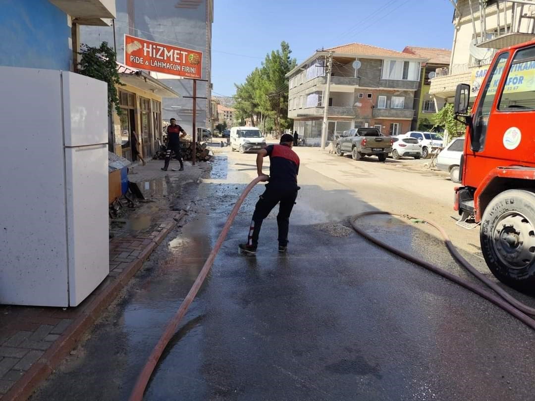 Gölbaşı ilçesinde yollar yıkanıyor