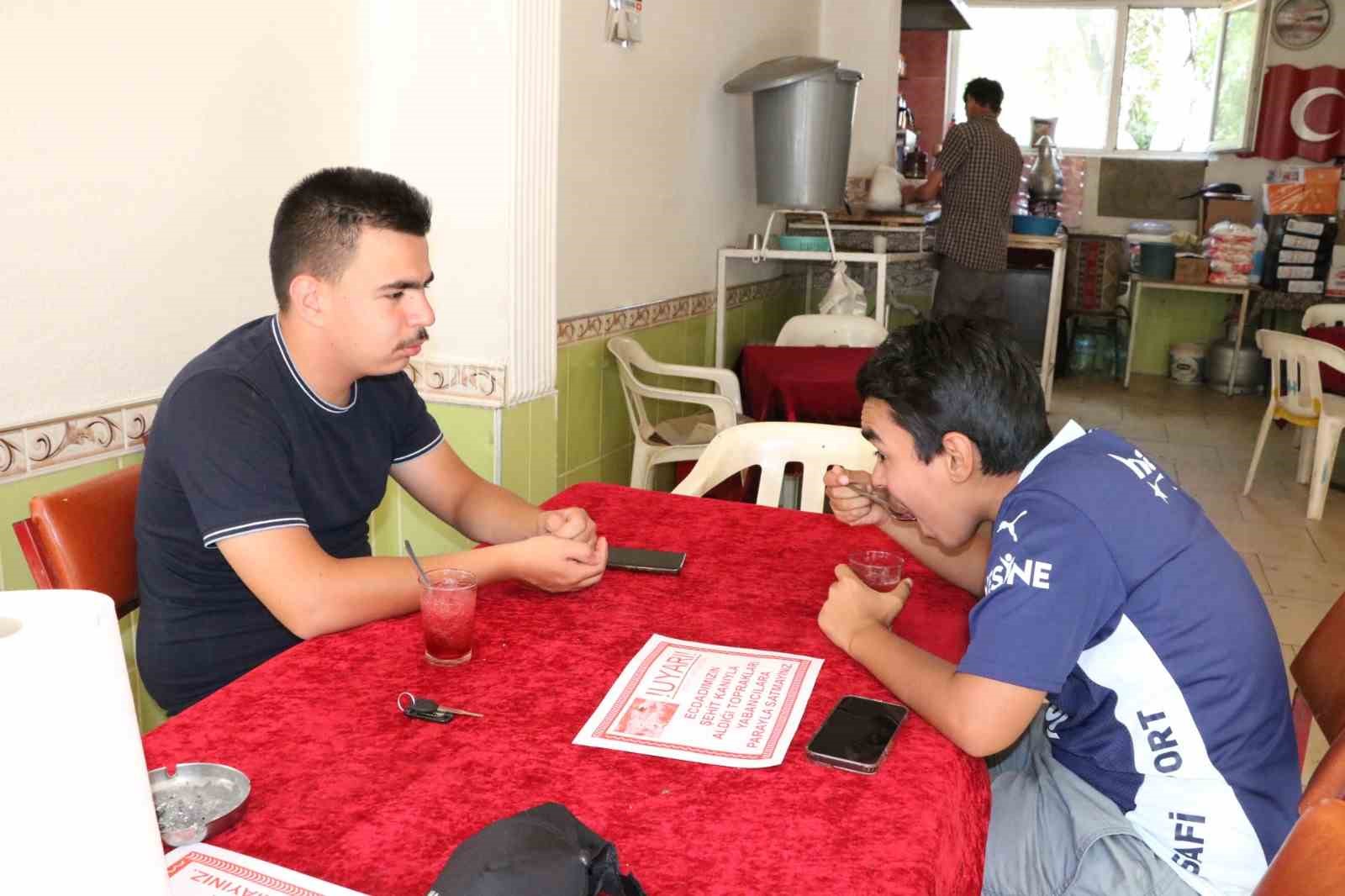 Kavurucu sıcakta Akdağ’daki kardan yapılan şerbetle serinliyorlar
