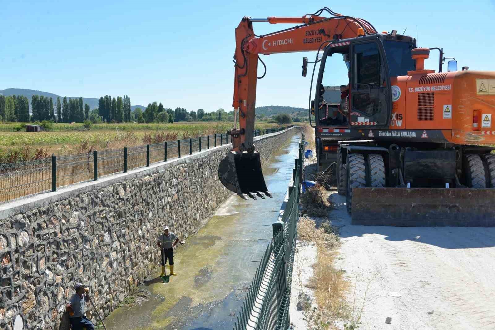 Boz&uuml;y&uuml;k&rsquo;te a&ccedil;ık kanal temizliği
