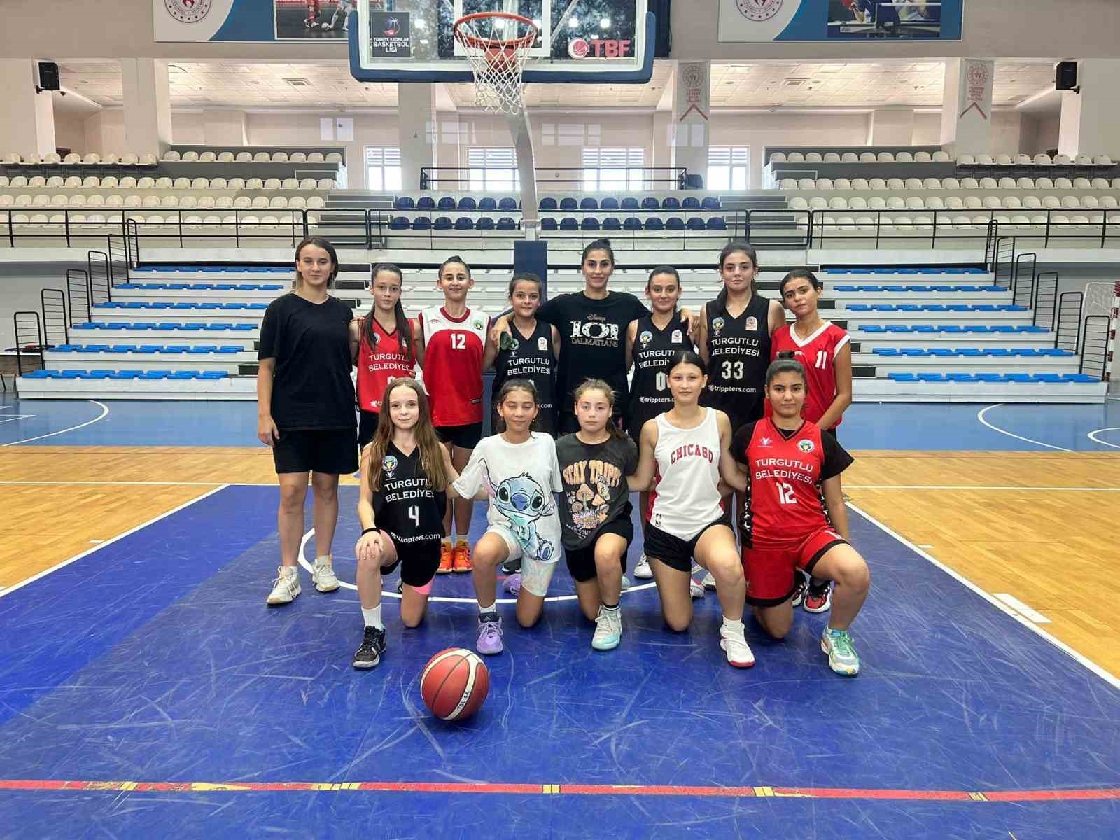 Milli Basketbolcu Manolya Kurtulmuş&rsquo;tan kariyerine adım attığı Turgutlu Belediyespor&rsquo;a ziyaret
