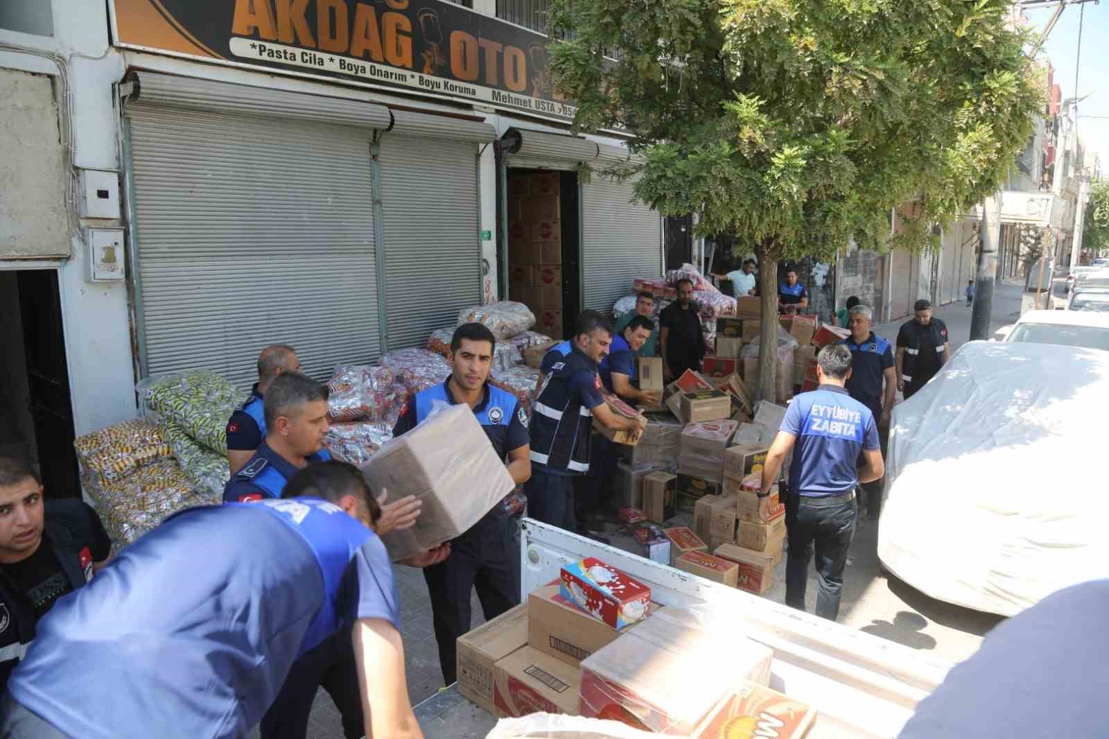 Depo baskınında son kullanım tarihi geçmiş yüzlerce gıda ürünü ele geçirildi