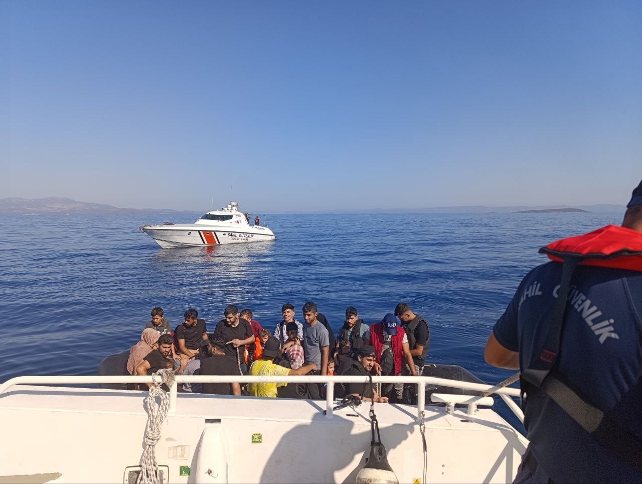 Ayvalık a&ccedil;ıklarında 27&rsquo;si &ccedil;ocuk 64 d&uuml;zensiz g&ouml;&ccedil;men kurtarıldı
