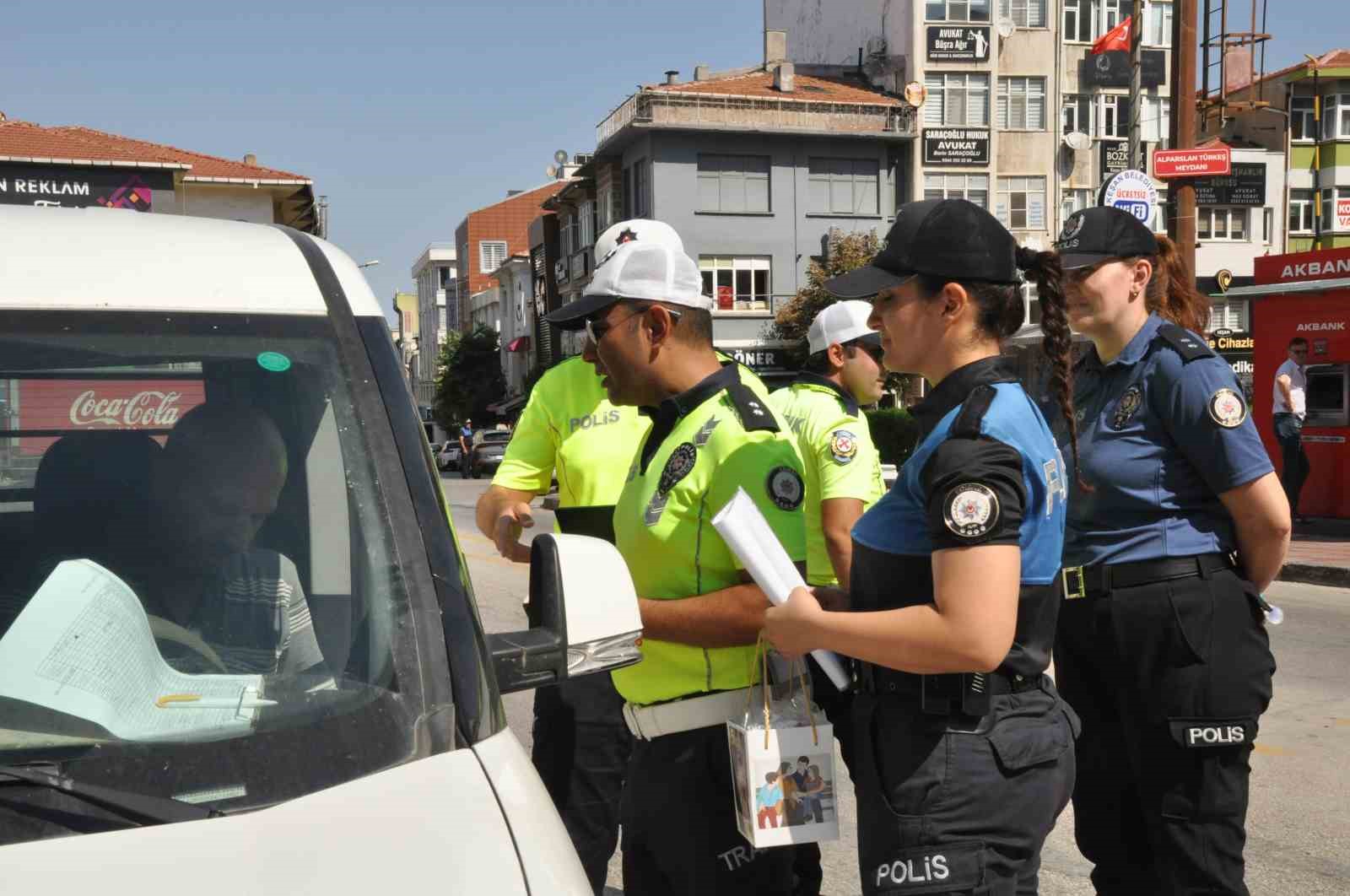 Keşan’da sürücüler, “Sizi seviyoruz” sözleri ile uyardığı polise teşekkür etti